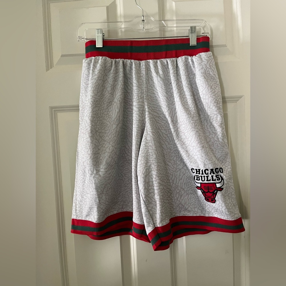 Men’s NBA Chicago Bulls Basketball Shorts elastic waist with pockets size M